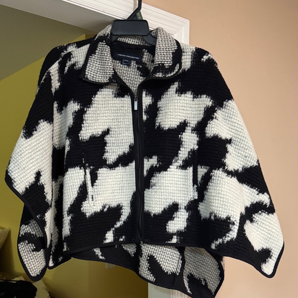 French Connection Monochrome Houndstooth Cape T4